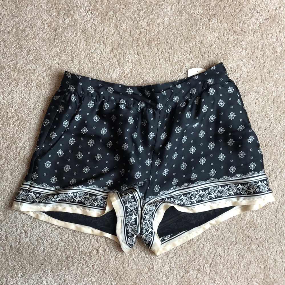 🌿F21 Black and Cream Silky Shorts